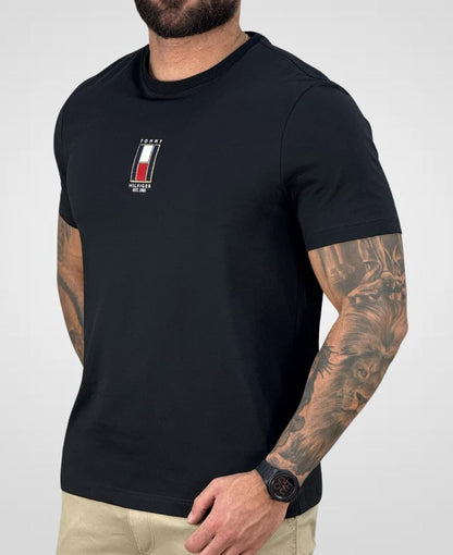 Camiseta Negra Bordada Bandera Vertical Corte Regular - Tommy Hilfiger