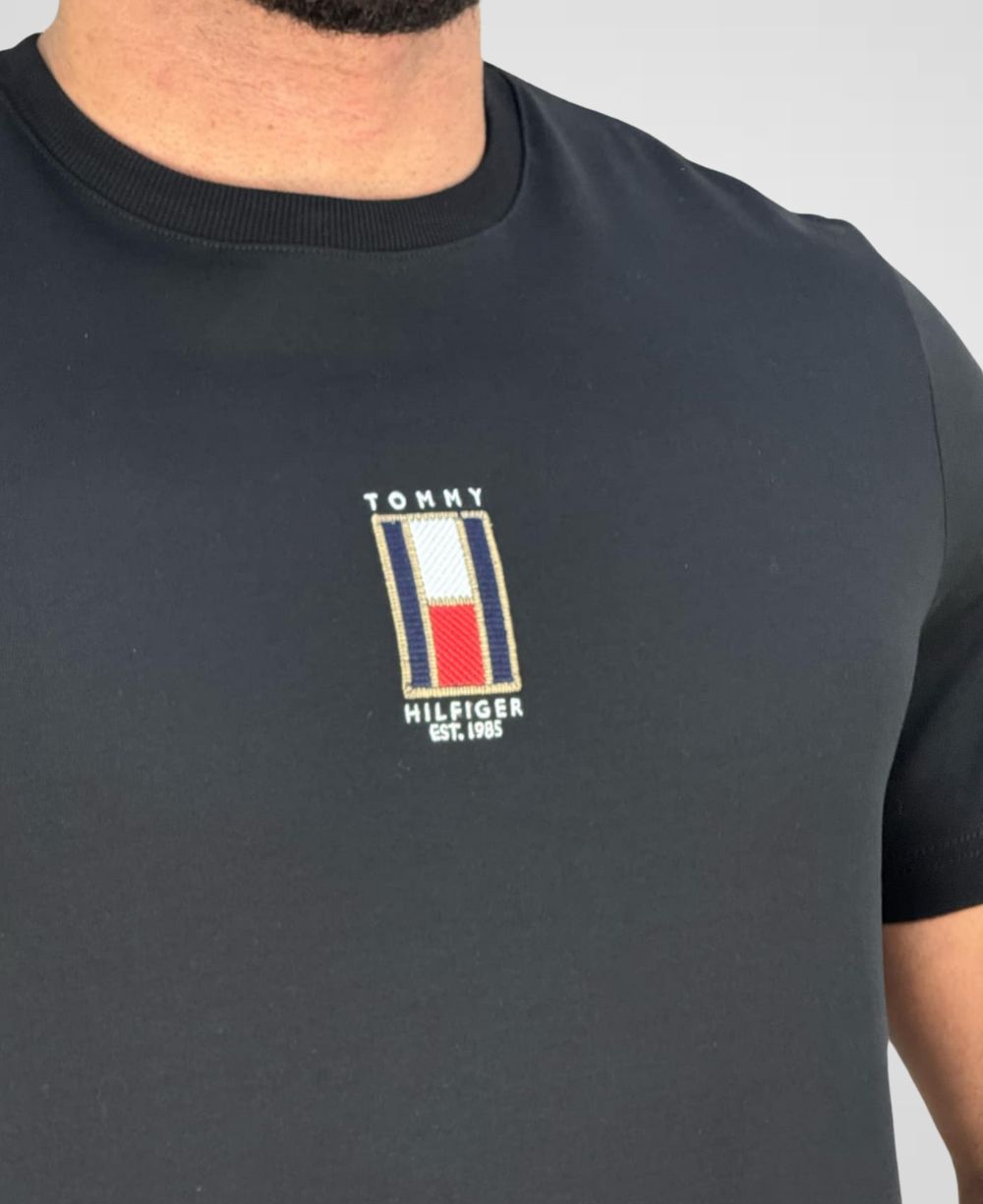 Camiseta Negra Bordada Bandera Vertical Corte Regular - Tommy Hilfiger