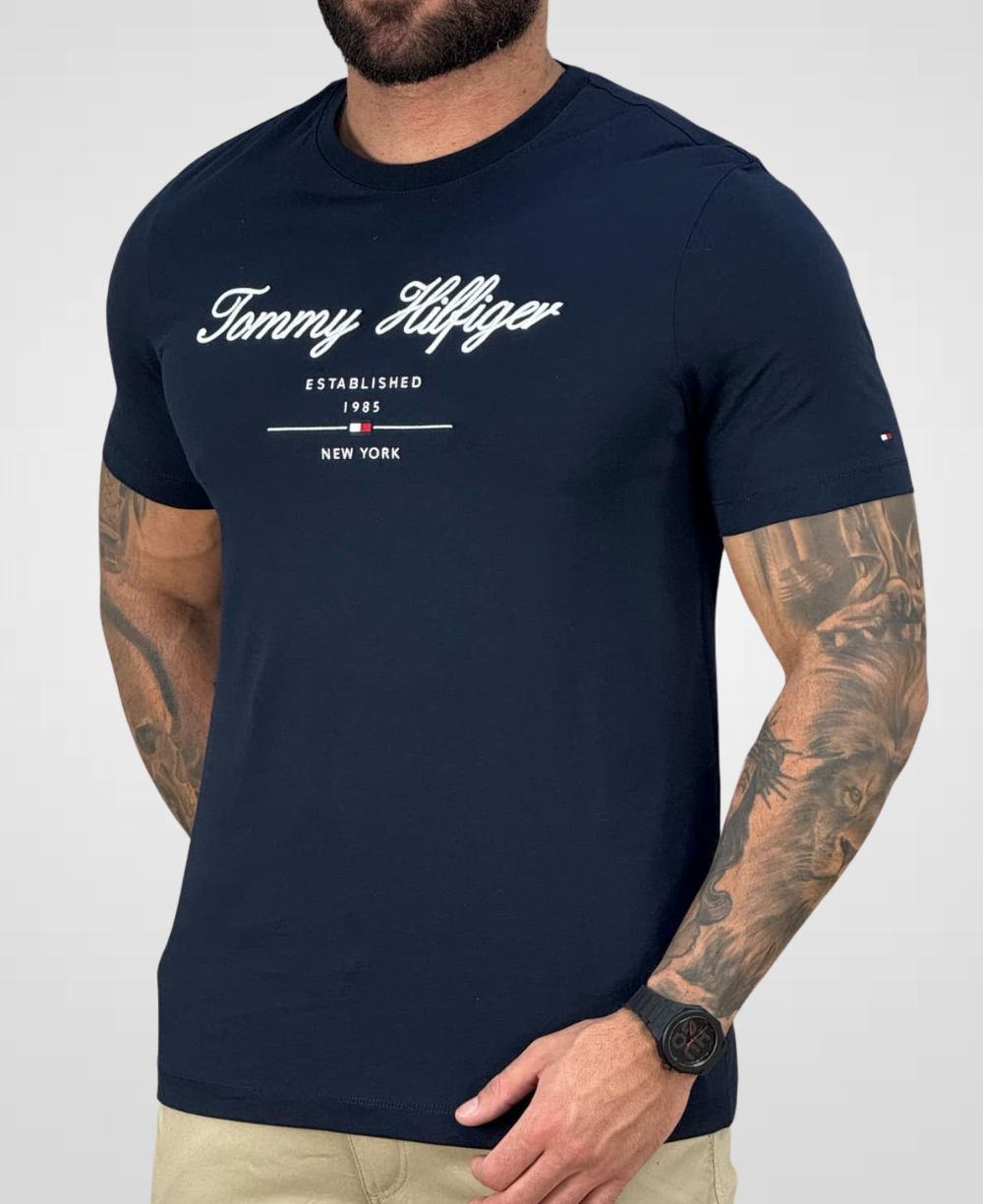 Camiseta Azul Marino Script Logo Masculina Regular Fit - Tommy Hilfiger