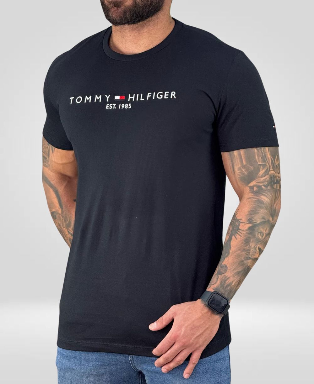 Camiseta Negra Masculina Est.1985 - Tommy Hilfiger