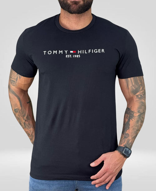 Camiseta Negra Masculina Est.1985 - Tommy Hilfiger