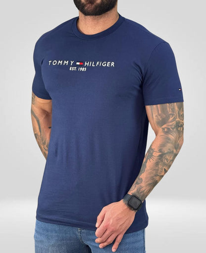 Camiseta Azul Marino Masculina Est.1985 - Tommy Hilfiger